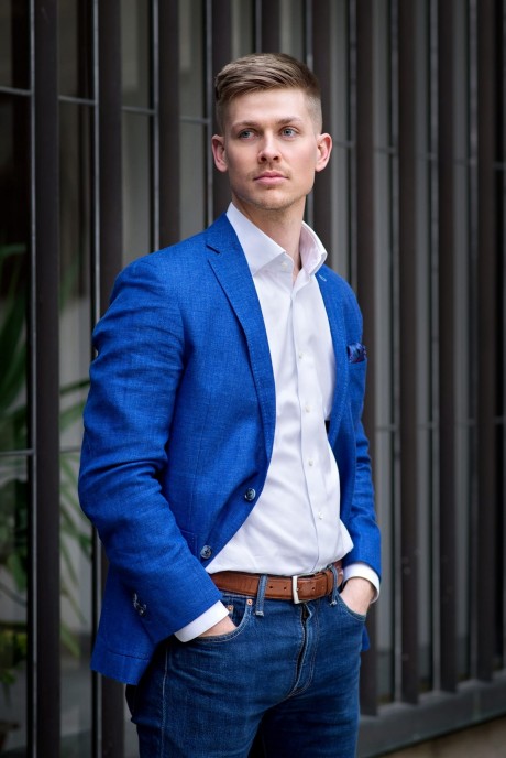 Bílá košile na míru a modré sako