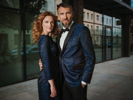 Black tie a šaty na míru