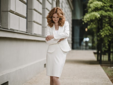 Dámský bílý kostýmek na míru