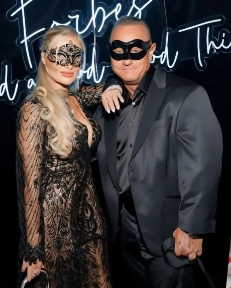 Kreativní šaty a oblek na míru