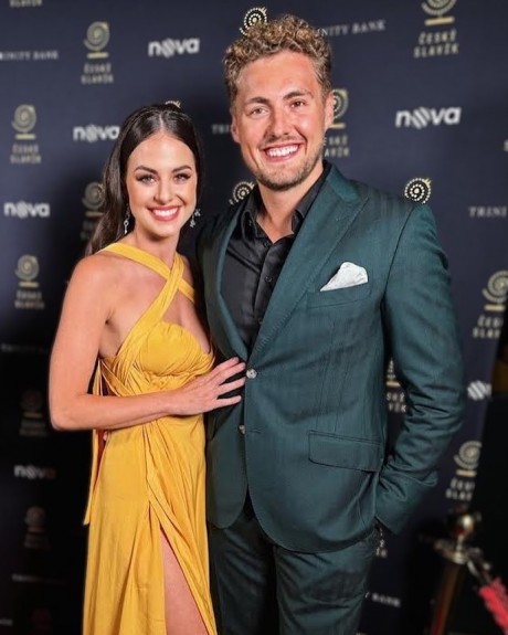 Kreativní šaty a oblek na míru