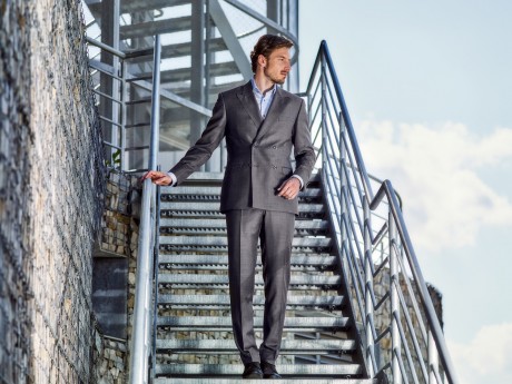 Šedý business oblek na míru